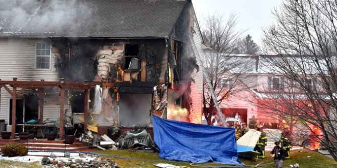 ABD’de Küçük Bir Uçak Evin Üstüne Düştü!