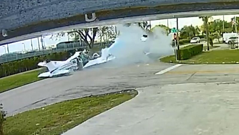 Amerika’da Otomobilin Üzerine Uçak Düştü