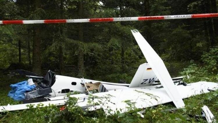 Paris’te Küçük Uçak Düştü; 4 Ölü!