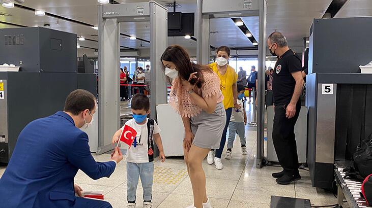 Sabiha Gökçen’de Yolculara Türk Bayrağı Dağıtıldı